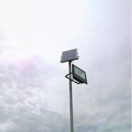 Soldrevet LED projektør dæmpbar LED/16W/3,2V 4000K IP65 10000 mAh + fjernbetjening