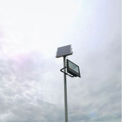 Soldrevet LED projektør dæmpbar LED/20W/6,4V 4000K IP65 10000 mAh + fjernbetjening