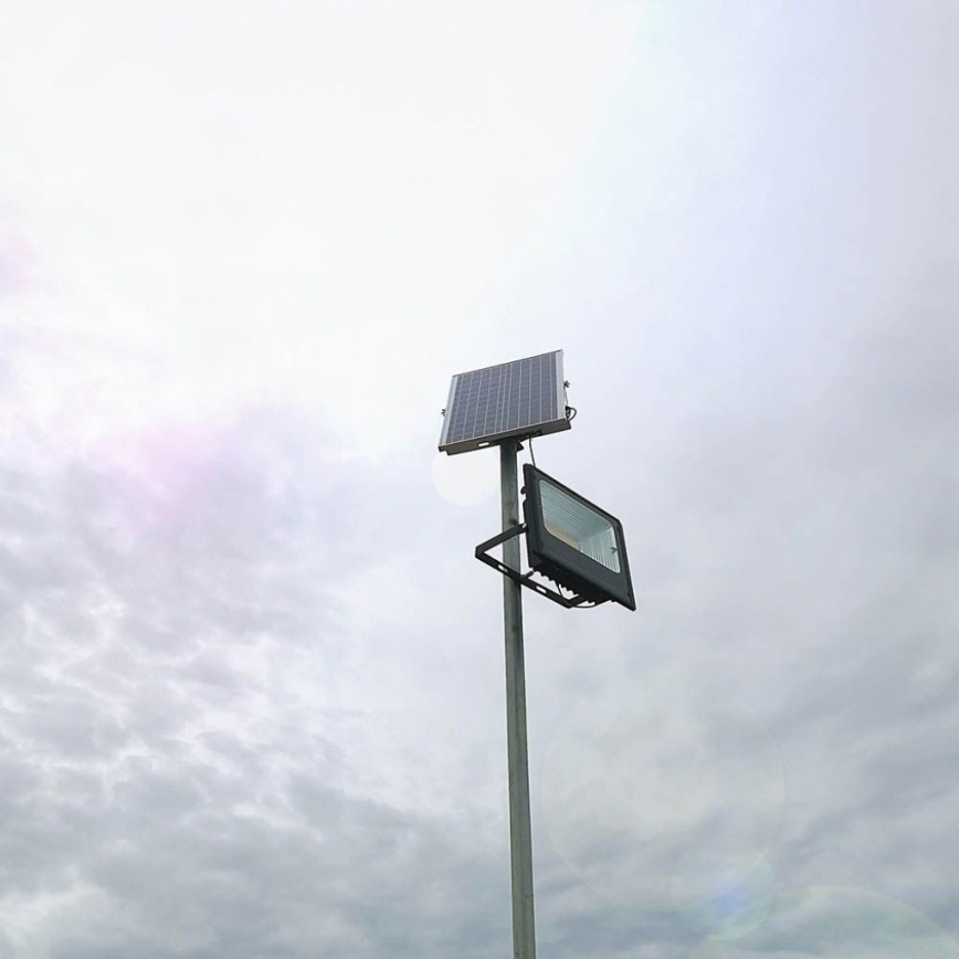Soldrevet LED projektør LED/40W/10V IP65 6000K + fjernbetjening