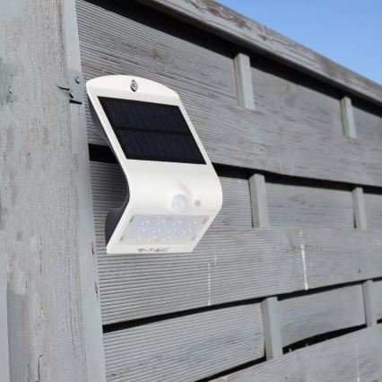 Soldrevet LED væglampe med sensor LED/1.5W/3,7V IP65 1200 mAh