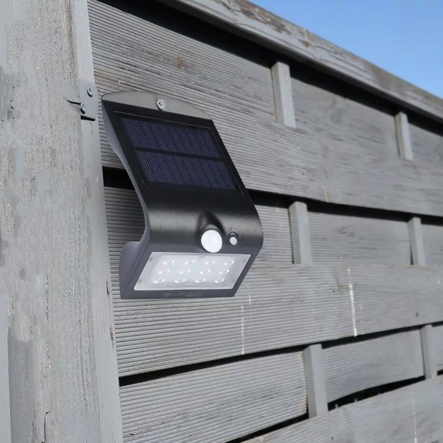 Soldrevet LED væglampe med sensor LED/1.5W/3,7V IP65