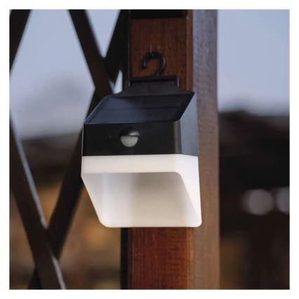 Soldrevet LED væglampe med sensor LUMI LED/3,7W IP65 sort