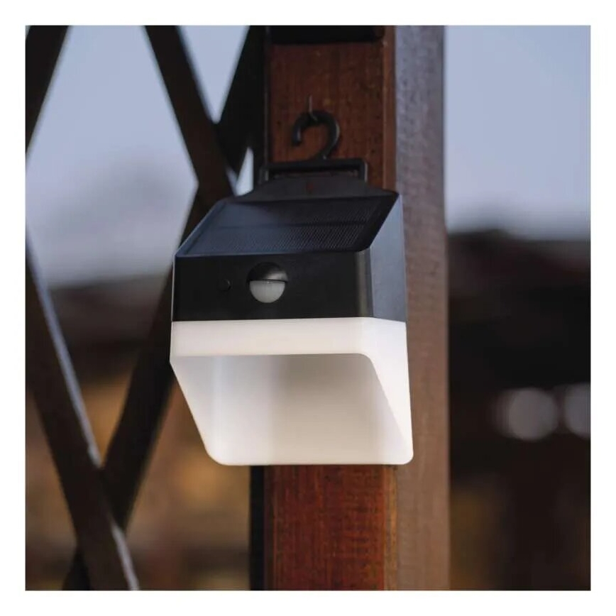 Soldrevet LED væglampe med sensor LUMI LED/3,7W IP65 sort