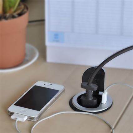 Stikkontakt med USB og låg 230V