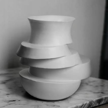 Vase 38 x 33 x 36 cm, hvid harpiks