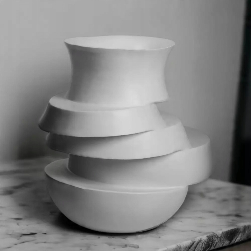 Vase 38 x 33 x 36 cm, hvid harpiks
