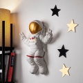 Vægdekoration 47x35 cm astronaut guldfarvet