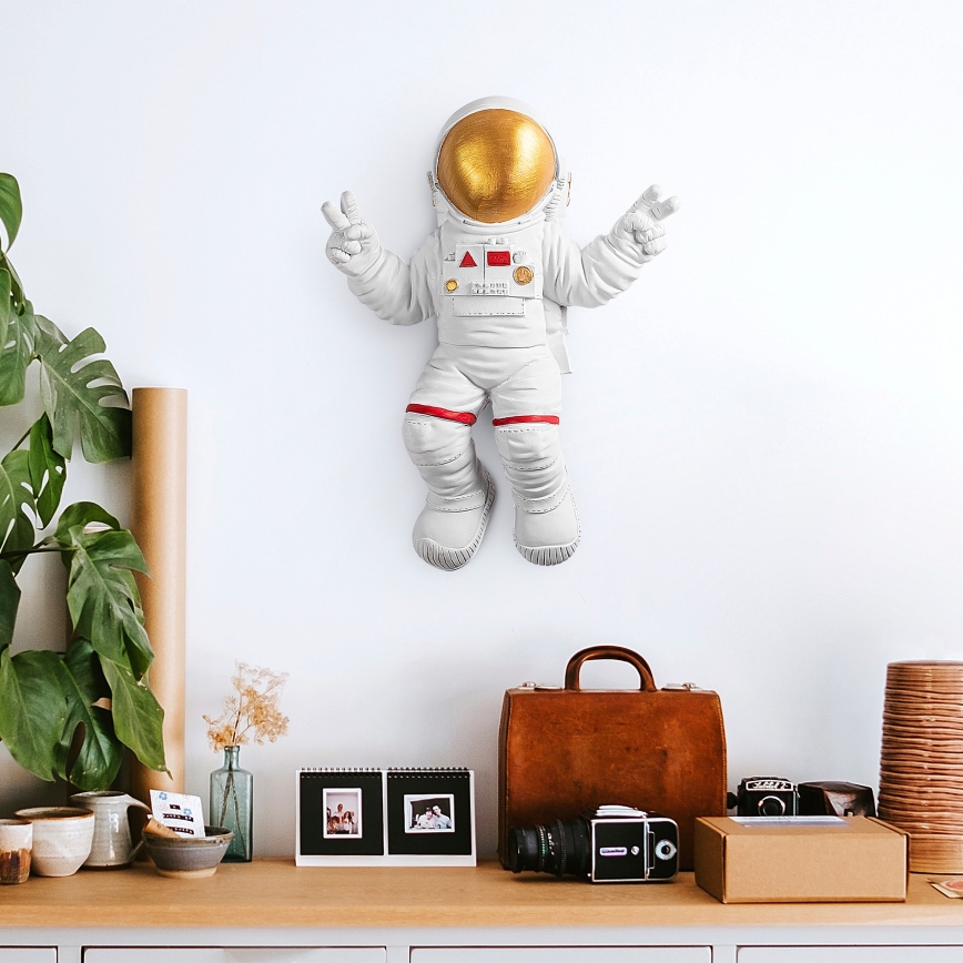 Vægdekoration 47x35 cm astronaut guldfarvet